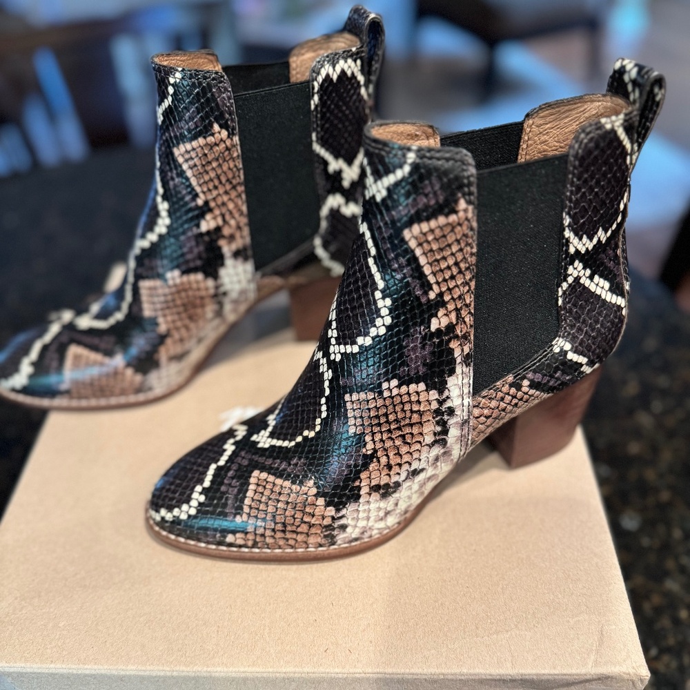 New MADEWELL Regan Snake Skin embossed Leather Boots - Made in Brazil - Size 7